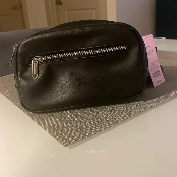 NWT Wild Fable Belt Bag Black Faux Leather - Picture 2 of 3